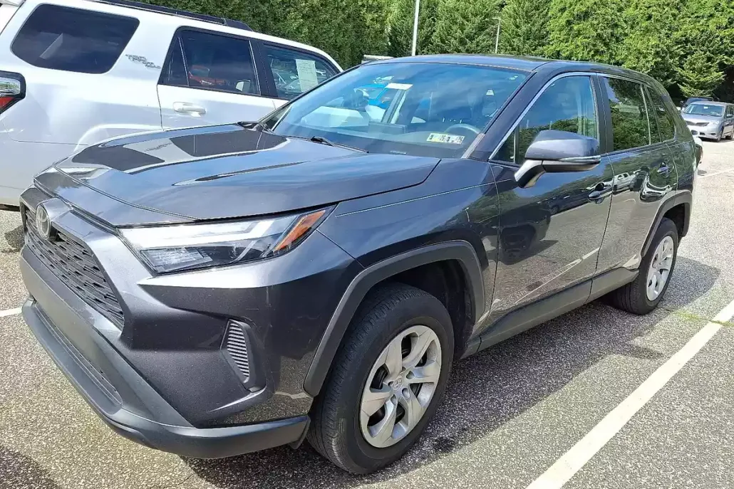 2023 Toyota RAV4 LE photo 1