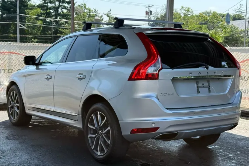 2016 Volvo XC60 T5 Platinum photo 1