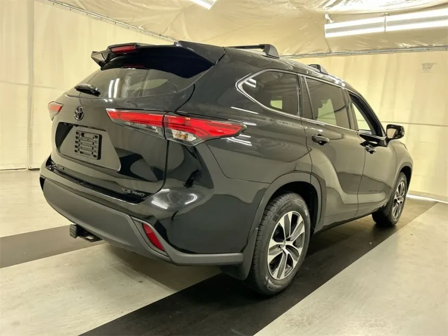2022 Toyota Highlander XLE photo 1