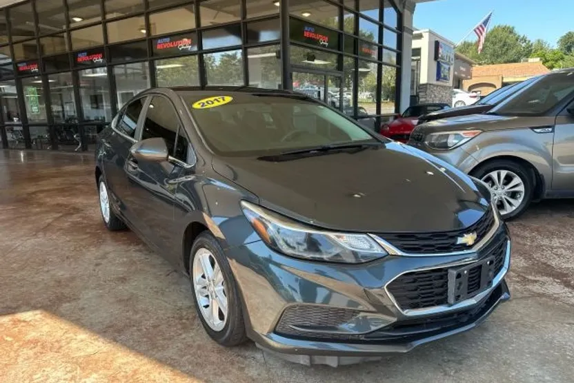 2017 Chevrolet Cruze LT photo 1