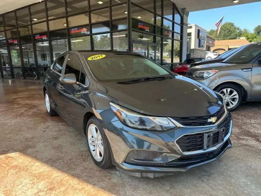 2017 Chevrolet Cruze LT photo 1
