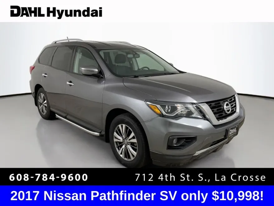 2017 Nissan Pathfinder SV photo 1