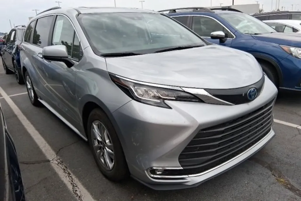 2022 Toyota Sienna XLE photo 1