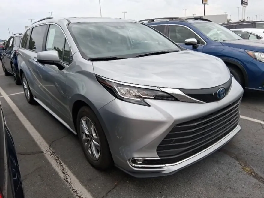 2022 Toyota Sienna XLE photo 1