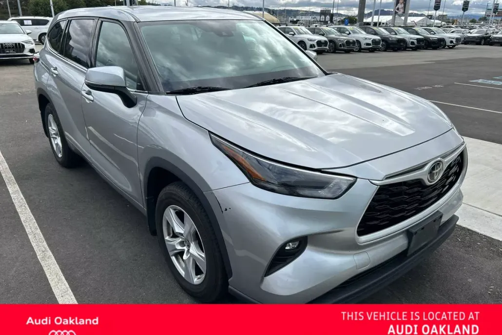 2022 Toyota Highlander LE photo 1
