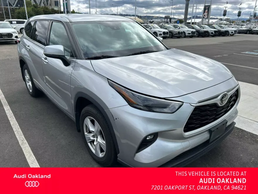 2022 Toyota Highlander LE photo 1