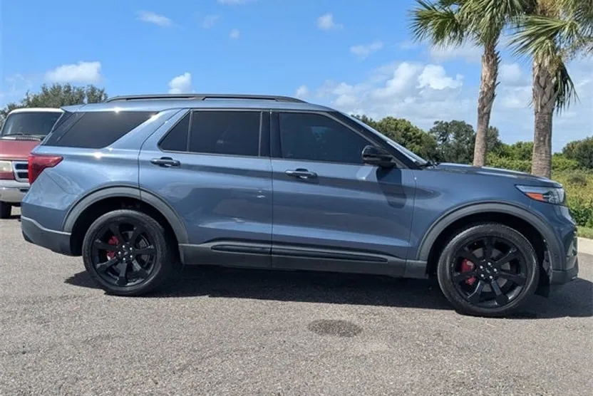 2021 Ford Explorer ST photo 1