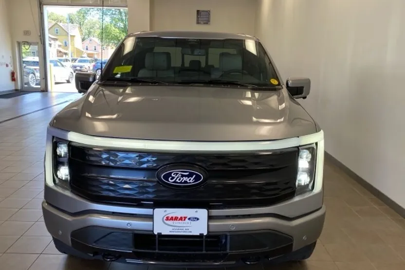 2025 Ford F-150 Lightning Platinum photo 1
