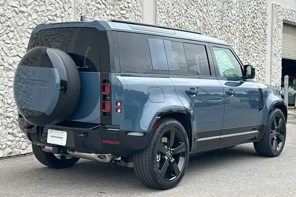 2025 Land Rover Defender 110 X-Dynamic SE photo 1
