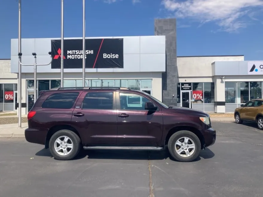 2013 Toyota Sequoia SR5 photo 1