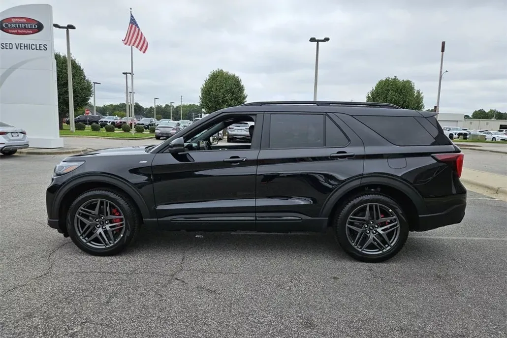 2025 Ford Explorer ST-Line photo 1