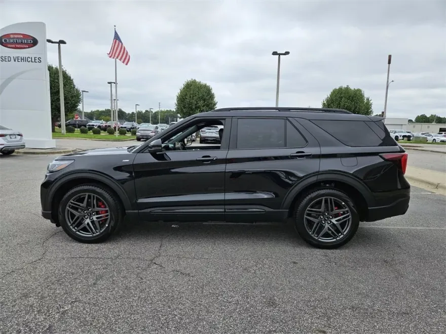 2025 Ford Explorer ST-Line photo 1