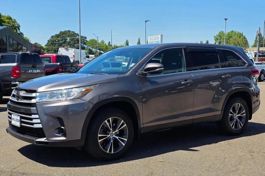 2019 Toyota Highlander LE photo 1