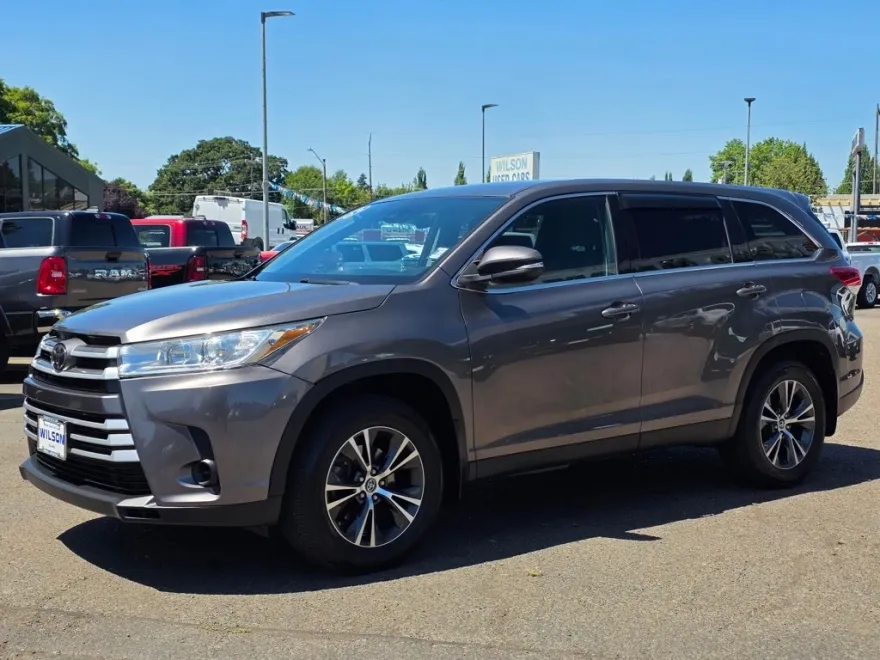 2019 Toyota Highlander LE photo 1