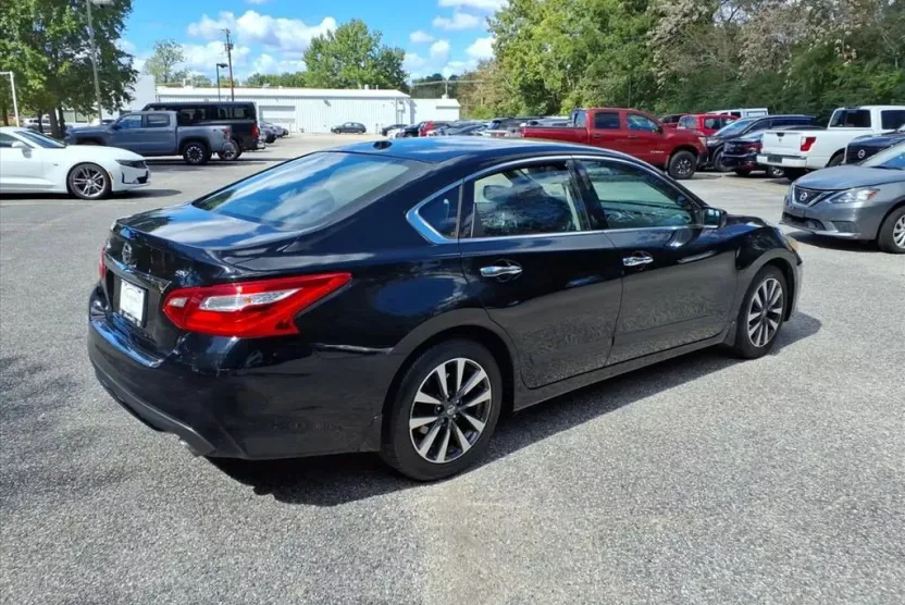 2017 Nissan Altima 2.5 SV photo 1
