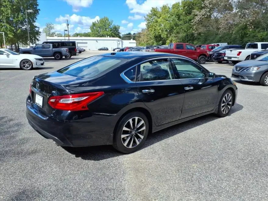 2017 Nissan Altima 2.5 SV photo 1