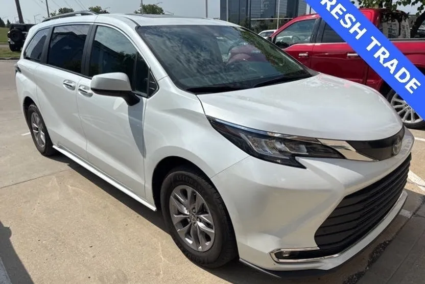 2023 Toyota Sienna XLE photo 1