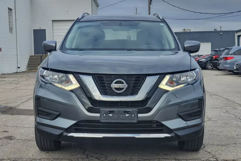 2017 Nissan Rogue SV photo 1