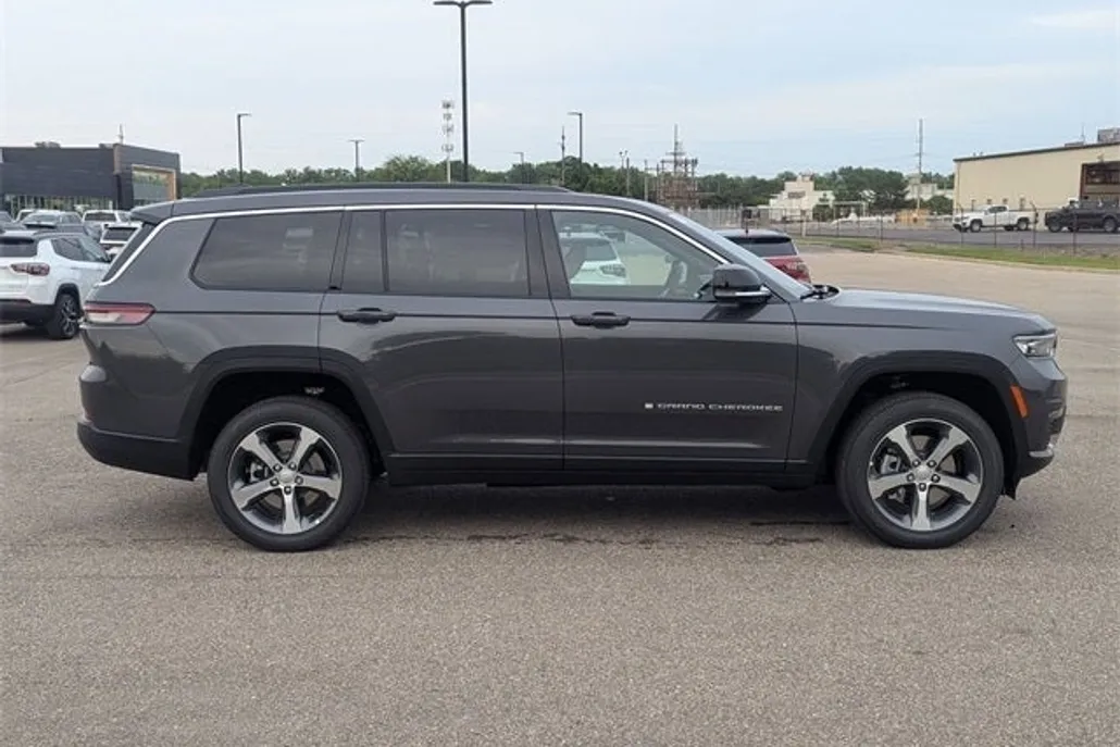 2025 Jeep Grand Cherokee Limited photo 1