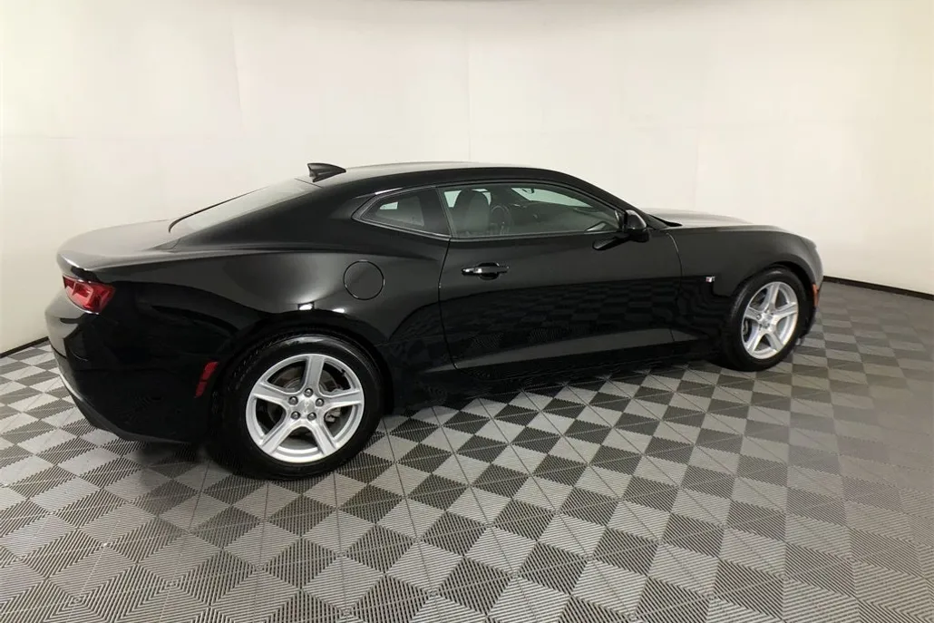 2016 Chevrolet Camaro 1LT photo 1