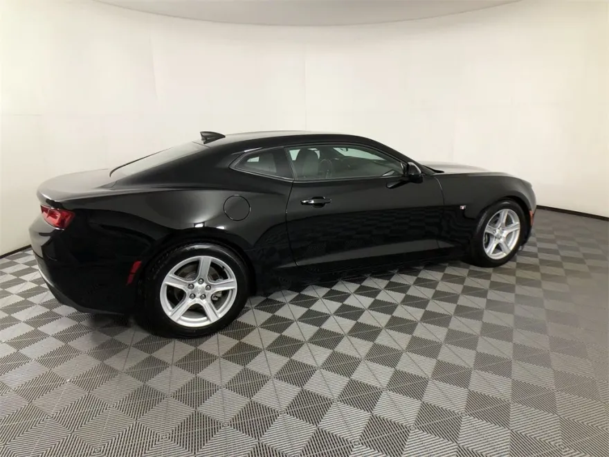 2016 Chevrolet Camaro 1LT photo 1