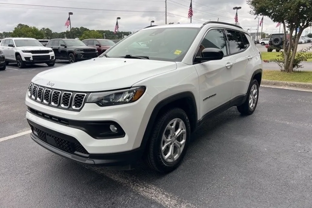 2024 Jeep Compass Latitude photo 1