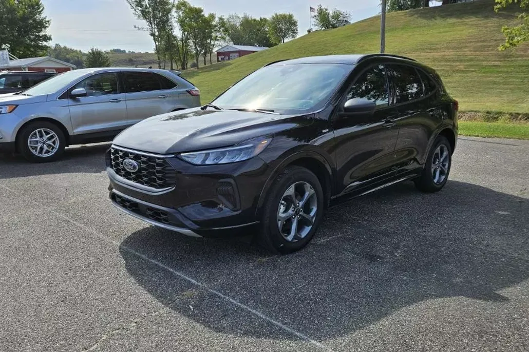 2024 Ford Escape ST-Line photo 1