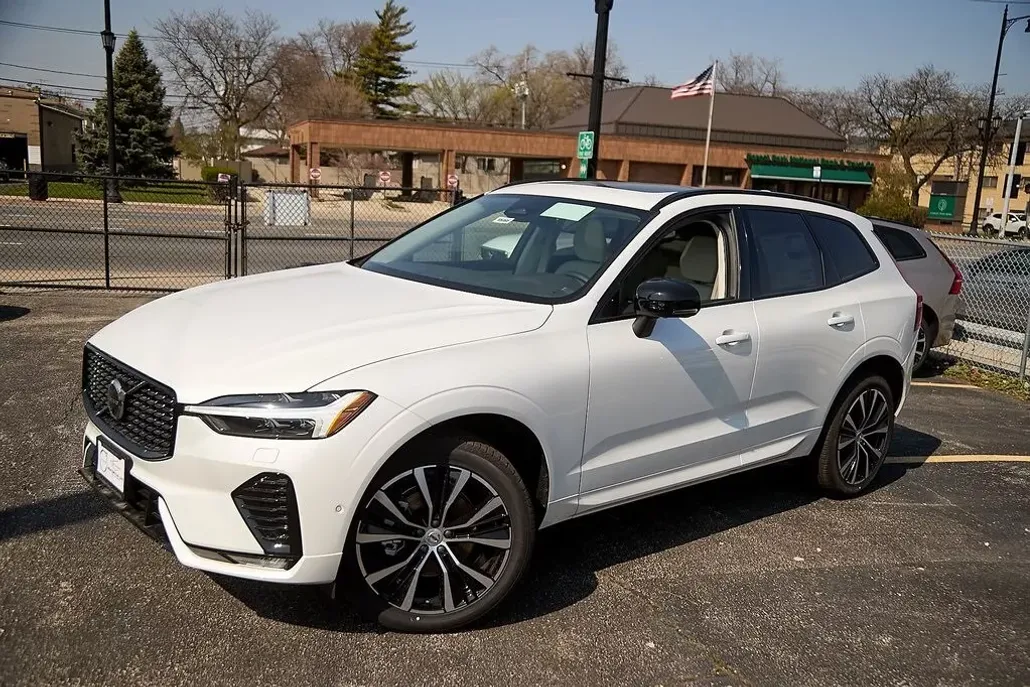 2025 Volvo XC60 B5 Plus photo 1
