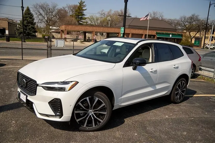 2025 Volvo XC60 B5 Plus photo 1