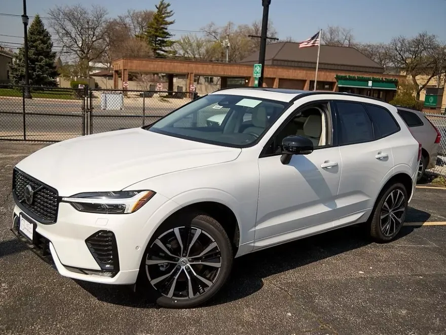 2025 Volvo XC60 B5 Plus photo 1