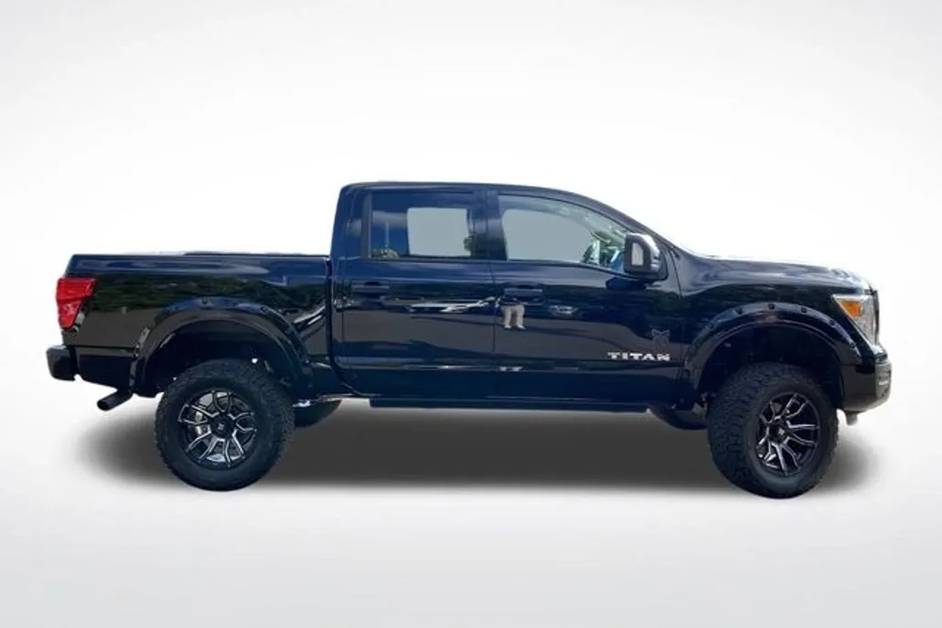 2023 Nissan Titan SV photo 1