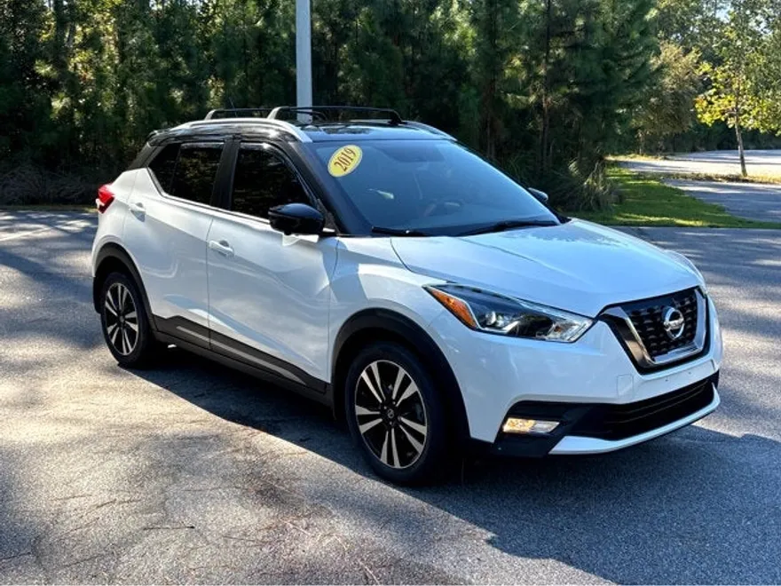 2019 Nissan Kicks SR photo 1