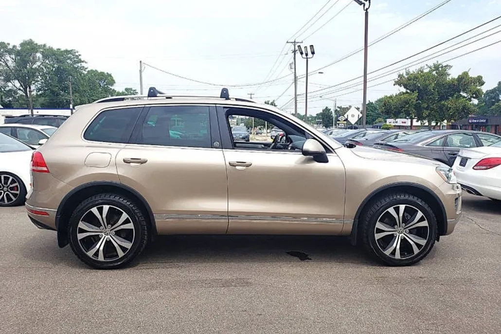2017 Volkswagen Touareg V6 Wolfsburg Edition photo 1