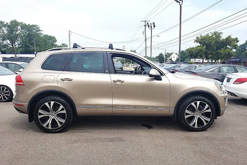 2017 Volkswagen Touareg V6 Wolfsburg Edition photo 1