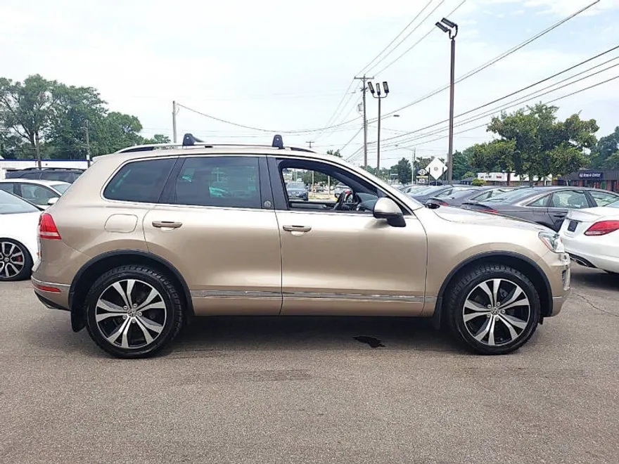 2017 Volkswagen Touareg V6 Wolfsburg Edition photo 1
