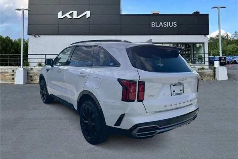 2022 Kia Sorento SX photo 1