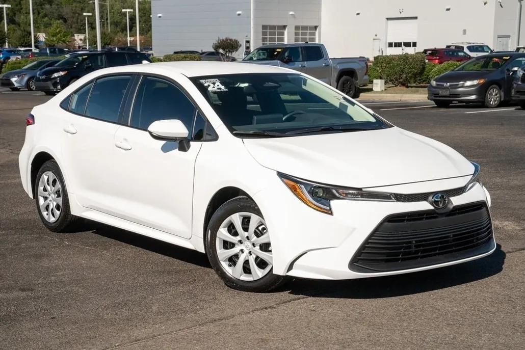 2024 Toyota Corolla LE photo 1