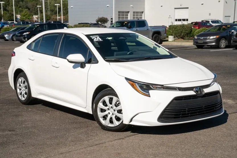 2024 Toyota Corolla LE photo 1