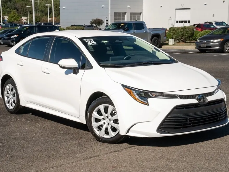 2024 Toyota Corolla LE photo 1