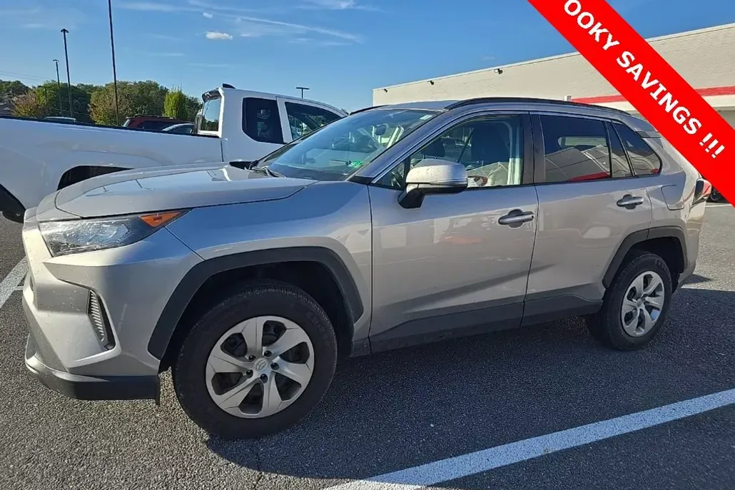 2021 Toyota RAV4 LE photo 1