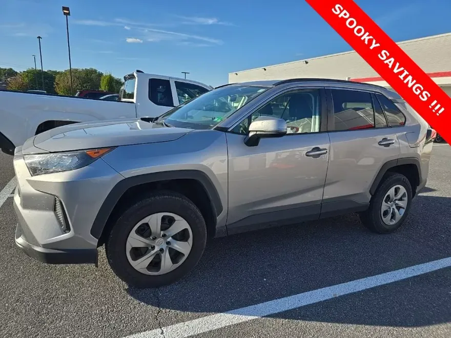 2021 Toyota RAV4 LE photo 1