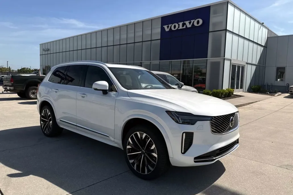 2025 Volvo XC90 Core photo 1