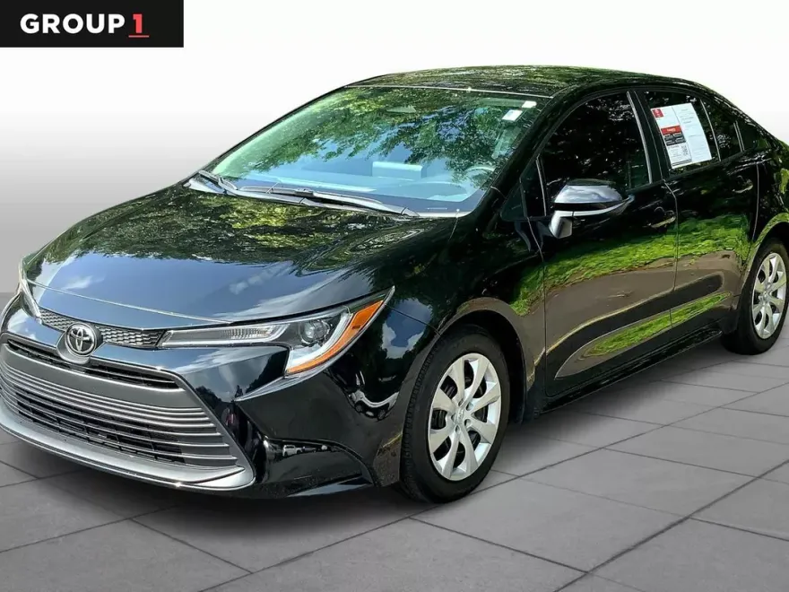 2024 Toyota Corolla LE photo 1