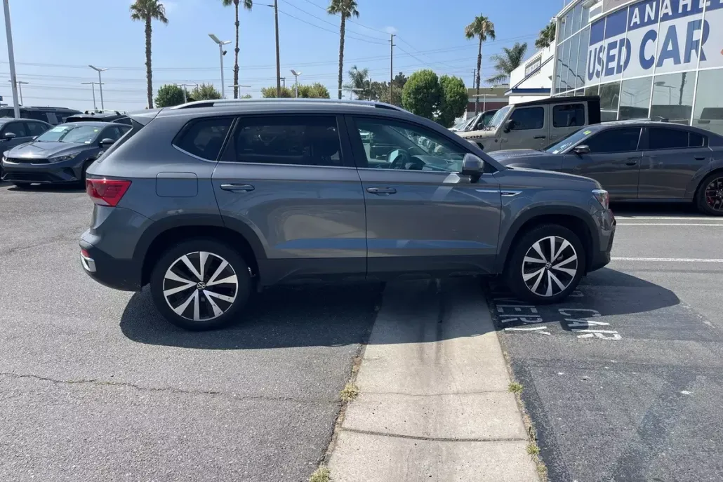 2024 Volkswagen Taos SE photo 1