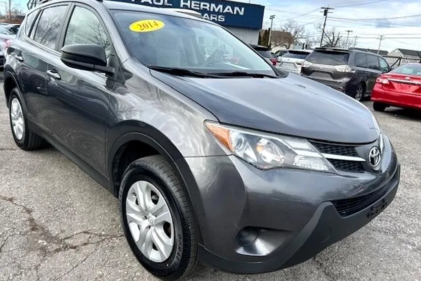 2014 Toyota RAV4 LE photo 1