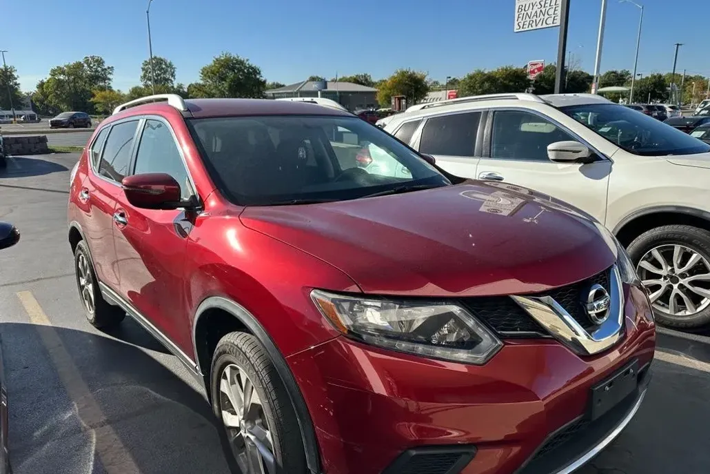 2016 Nissan Rogue SV photo 1