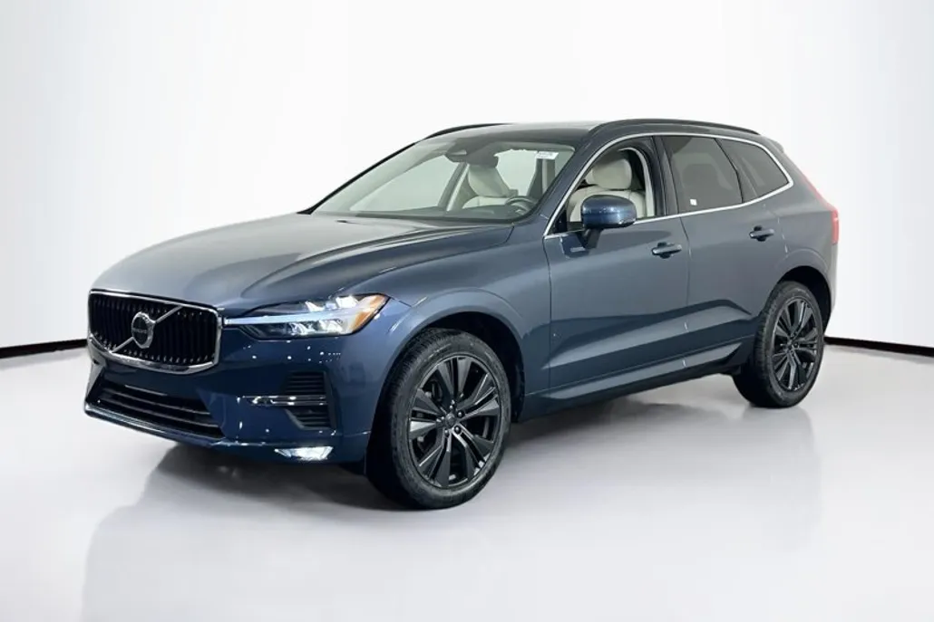 2022 Volvo XC60 Momentum photo 1