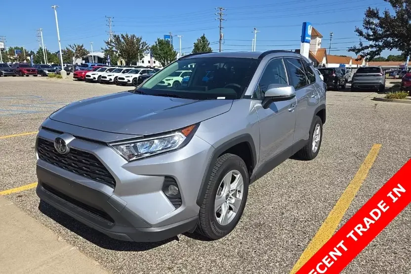 2020 Toyota RAV4 XLE photo 1