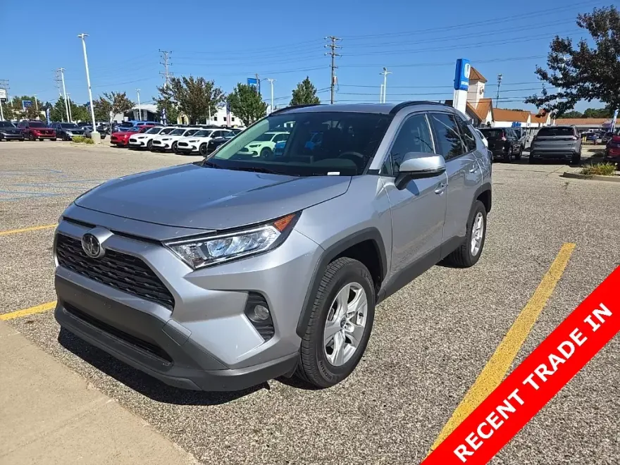2020 Toyota RAV4 XLE photo 1