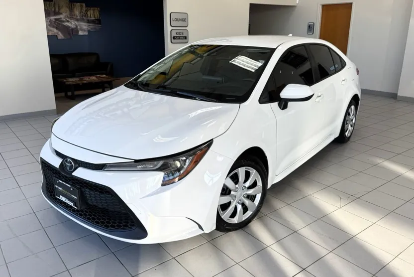 2020 Toyota Corolla LE photo 1